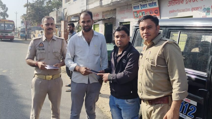 aiacc12334up's tweet photo. #मुजफ्फरनगर:- थाना भोपा अंतर्गत संचालित पीआरवी 2232 ने उत्तराखंड जाते समय रास्ते मे गिरे ₹ 25,000 कीमत के मोबाइल को तलाश कर सुरक्षित उसके मालिक के सुपुर्द किया! #UP112Cares #PRV2232 @muzafarnagarpol https://t.co/rSvKXkDvOe