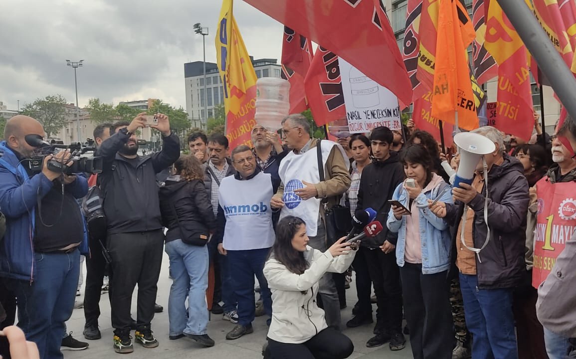İstanbul Emek, Barış ve Demokrasi Güçleri'nin çağrısıyla, 1 Mayıs’ta ve sonrasındaki süreçte gözaltına alınan arkadaşlarımız için Çağlayan Adliyesi önünde gerçekleştirilen basın açıklamasındayız. Gözaltılar serbest bırakılsın!