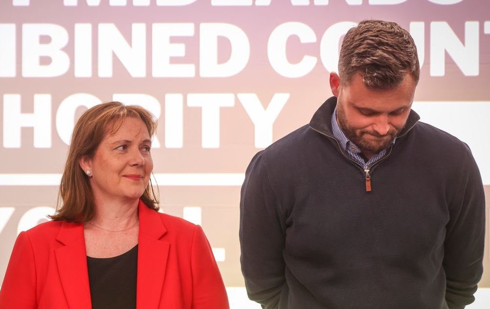 🚨 The look on NEW #EastMidlands Mayor @ClaireWard4EM's face - hoping to make eye contact with @BBradley_Mans whilst feeling pretty damn good in that moment; PRICELESS!! #NeverTrustATory #ToriesOut #ToryBrokenBritain #ToryFail #LocalElections2024 #GeneralElectionNow