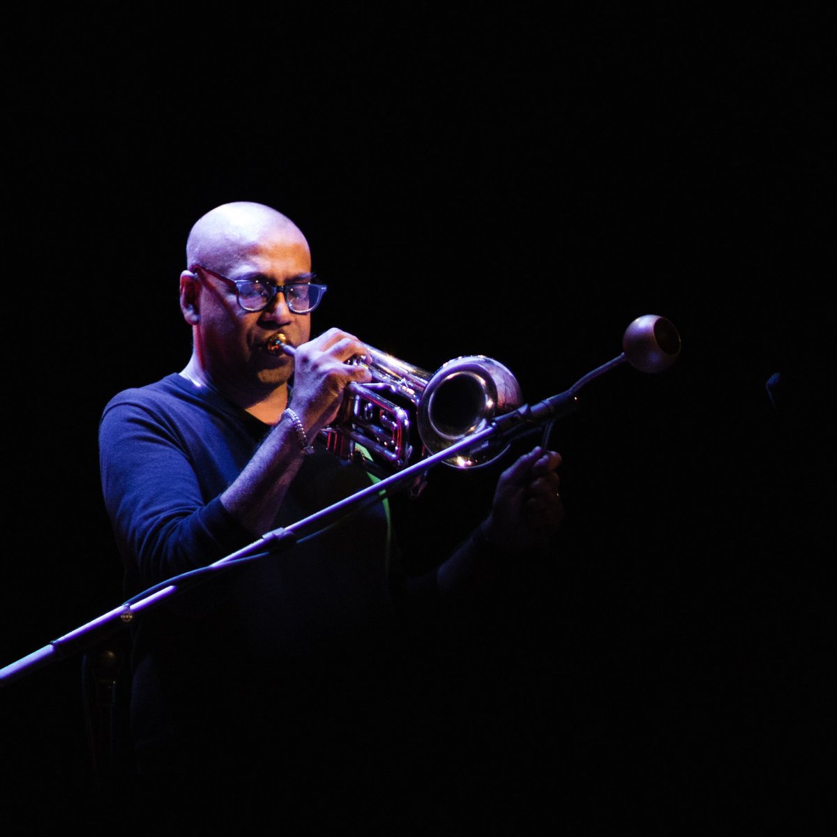 „Musik ist für mich ein einzigartiges Ausdrucksmittel, das es mir immer wieder ermöglicht, meinen multikulturellen Hintergrund mit meinen technischen Fähigkeiten zu vereinen, um innovative Instrumente zu schaffen.“ 
- Rajesh Mehta

Rajesh Mehta Duo 
🔗 reservix.de/tickets-weisse…