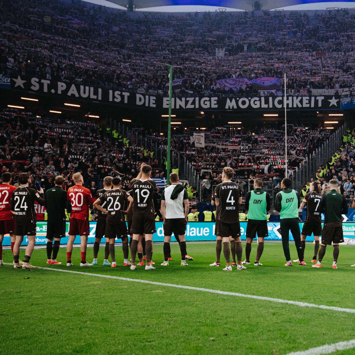 Das Team wollte Euch und sich diesen Moment schenken und den Derbysieg holen. Aber gestern Abend sollte es einfach nicht sein. Aber wir schauen nach vorn. Gemeinsam. Immer weiter vor! Mit Euch im Rücken und so grandiosem Support. 🤎🤍❤️

#fcsp #hsvfcsp