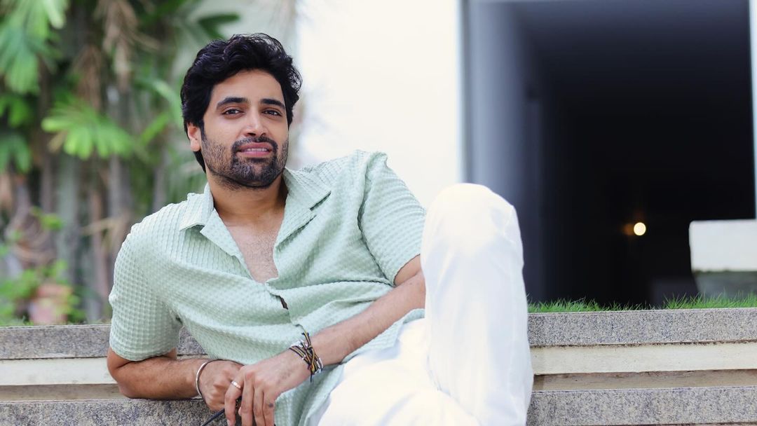 The HIT machine @AdiviSesh is just killing it with his uber cool look and charming personality in these latest clicks. 🤘💥
#AdiviSesh #G2 #Dacoit