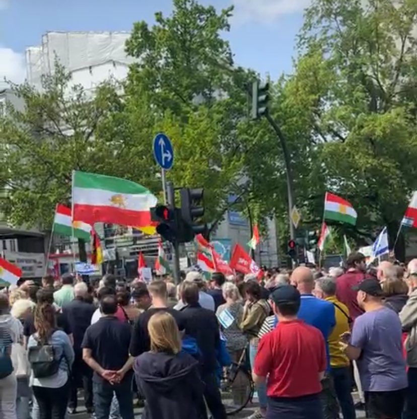 Bugün Hamburg’da İslamcılığa karşı gösteri. 

Görülen bayraklar: İsrail, İran (1979 öncesi), LGBT, Kürdistan.