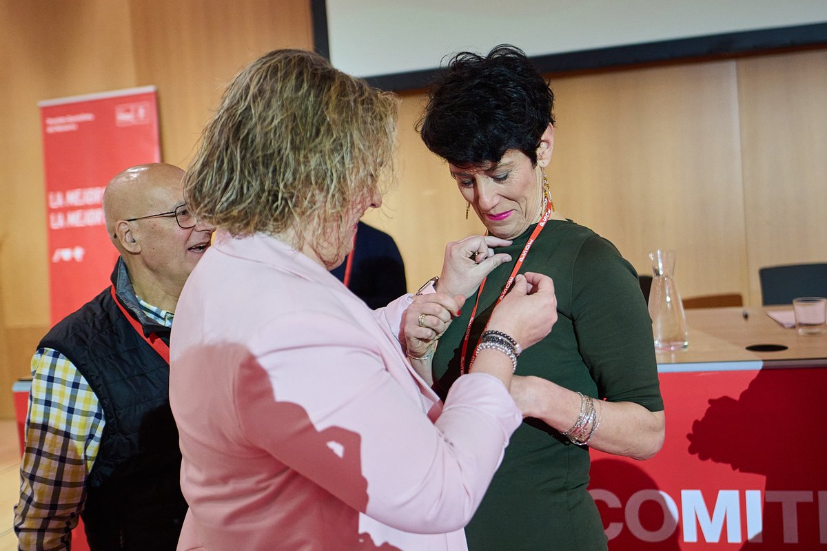 🌹 Sois orgullo, tesón y muestra de qué significa ser socialista @mavichina, @santicl y @SaizElma En reconocimiento a vuestra labor se hace entrega de la insignia del Partido Socialista de Navarra. ❤️/ ¡Gracias!