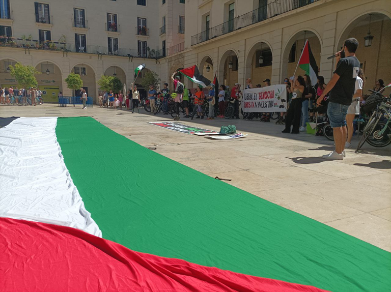 🚴🏾‍♀️🇵🇸Bicicletada contra el genocidio palestino en Alicante El núcleo local del BDS País Valencià ha realizado un recorrido reivindicativo para exigir el fin del genocidio contra Palestina por las principales calles de las tres capitales valencianas. Por @Tomas_Munyoz en…