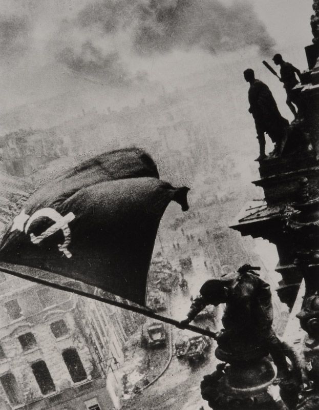 79 años de la victoria sobre el nazismo en la Segunda Guerra Mundial. Fotografías de Yevgeny Khaldei del Ejercito Rojo izando la bandera roja sobre el Reichstag, Berlín. #VictoryDay #DíaDeLaVictoria #9Mayo #9мая #DenPobédy