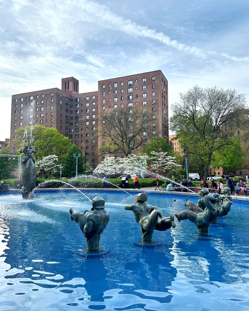 The fountain at Metropolatin Oval. Parkchester. The Bronx, USA. PHOTO: @FromTheBronx ⛲ 💦
.
.
.
#thebronx #bronx #fromthebronx #fromthebronxtotheworld #thebronxdoesitbetter #iamthebronx #wearethebronx #thebronxnyc #thebronxusa #nyctourism #whatsgoodnyc #parkchester