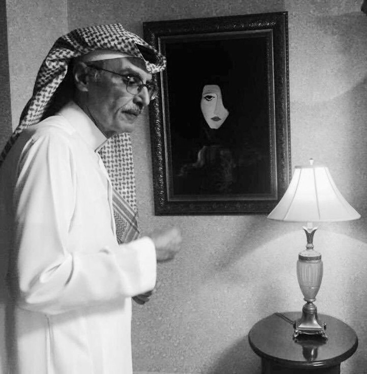 #بدر_بن_عبدالمحسن 

عليه  الحروف .. الي ربت في كنفه  تنوح
.. تهل الدموع وسرمد الليل ينعيها _

قصيدٍ جسده بفقدته .. فاقدٍ له روح ..
..  يابنت  الشعور  ..  الي فموته نعزيها 
…
رحم الله بدر عبدالمحسن