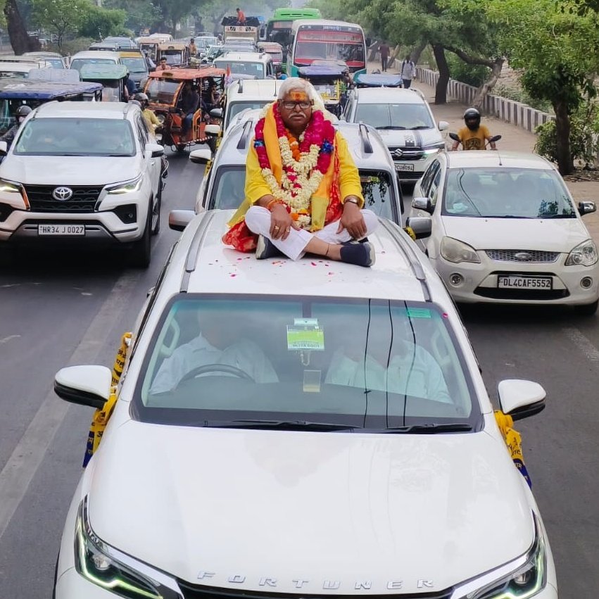 क्या दिल्ली में गाड़ी की छत पर बैठकर स्टंट करने की छूट है?? या आम आदमी पार्टी के लोगो को विशेष छूट है?? @ECISVEEP @DelhiPolice @dtptraffic @LtGovDelhi