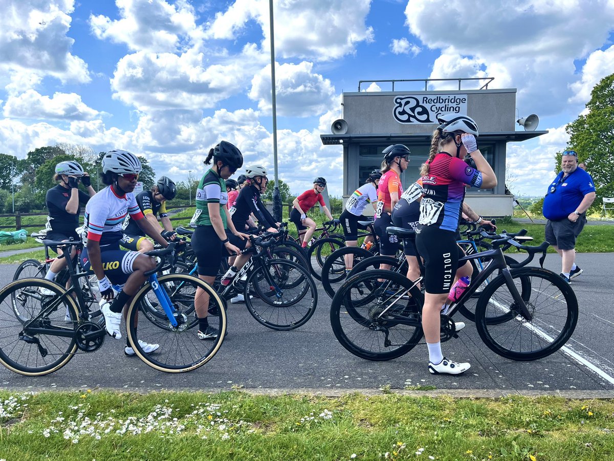 #TeamTrhas update from our UK team:

Trhas is racing the 60min Hub Vélo / 6AM circuit race of E/2/3 riders so some strong ladies here @TheHoggenberg 

Beautiful ‘Simpson’s’ skies over there…
#AfricaRising