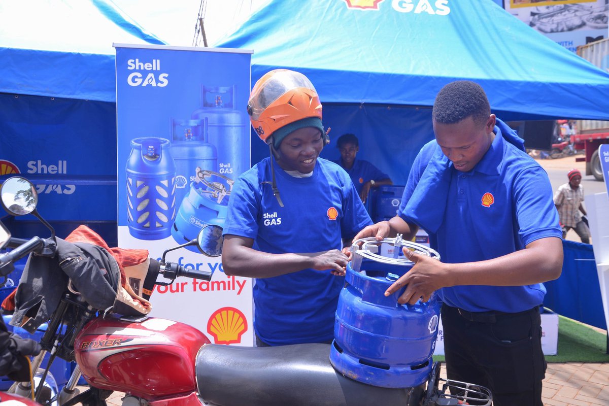 .@Shell_Uganda team is at the Shell Nateete business mall today As you come to refill your Shell Gas, know that you can get it done at a discounted price, win a gift hamper and many Shell branded merchandise #ShellGasBuyRefillWin