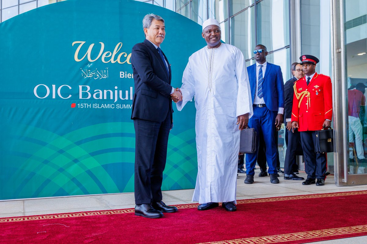 At the opening of the 15th Session of the Islamic Summit Conference, FM Dato’ Seri Utama Haji Mohamad Bin Haji Hasan was welcomed by the President of the Republic of the Gambia H.E. Adama Barrow. FM is leading 🇲🇾’s delegation as PM's representative from 4 to 5 May.
