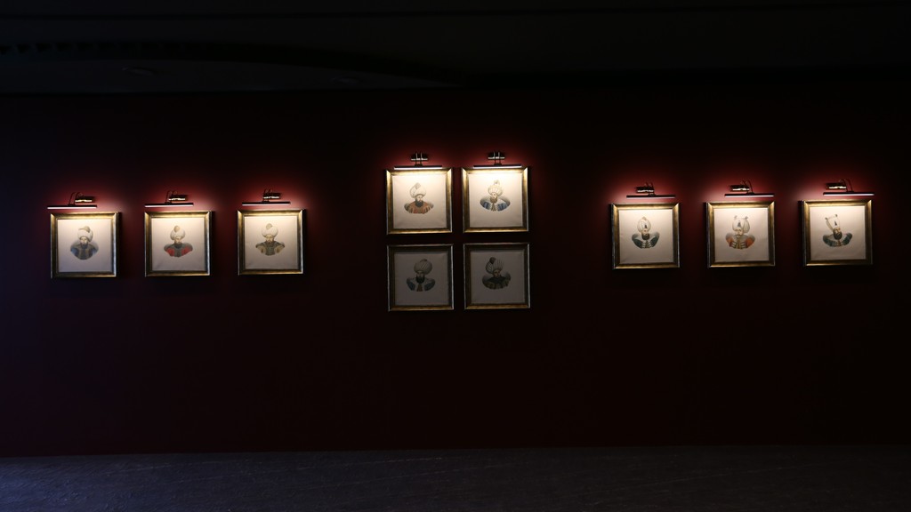 Osmanlı Devleti’nin kuruluş yükseliş ve son döneminde tahta çıkmış 36 padişahın portreleri Panorama 1453 Tarih Müzesi’nin duvarlarında sergileniyor.

Osmanlı İmparatorluğu’nun ihtişamlı geçmişine pencere açan padişah portreleri Panorama 1453 Tarih Müzesi’nde sizleri bekliyor.