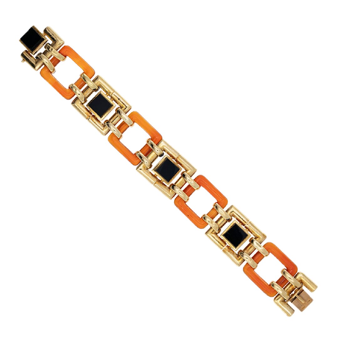 Coral, onyx and yellow gold for this very colorful deco bracelet by Carlo Weingrill
.
.
.
#carloweingrill #decojewelry #coraljewels #vintagejewelry #finejewelry #instajewelry #handmadeinitaly #withlove by #weingrill