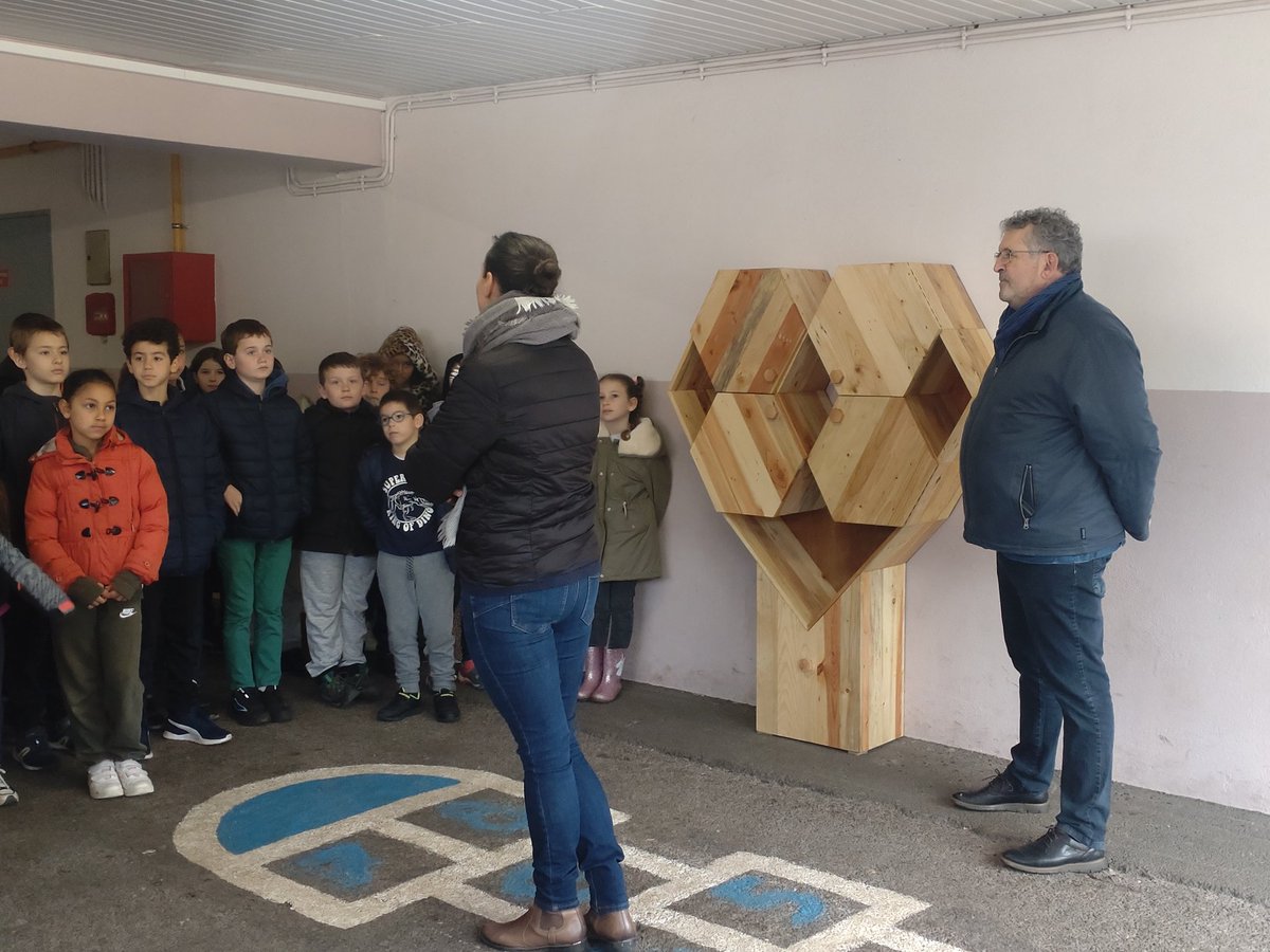 #REP #ParcoursAvenir #VenezToucherduBois
Inauguration des boîtes à livres dans chacune des écoles, pensées et réalisées par les élèves. 
Collaboration avec la commune, Epi'Cerise et Lobo'tech.
 #PlaisirdeLire dans chaque quartier.