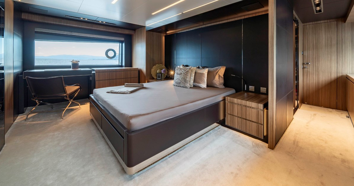 ✨Featured Listing ✨ The 98’ (29.85m) Riva GOLD BLACK is a head turner that ticks all the boxes, with dynamic exterior lines and her characteristic silver hull. 🔗 YATCO Specs: yatco.com/yacht/97-93-ri…