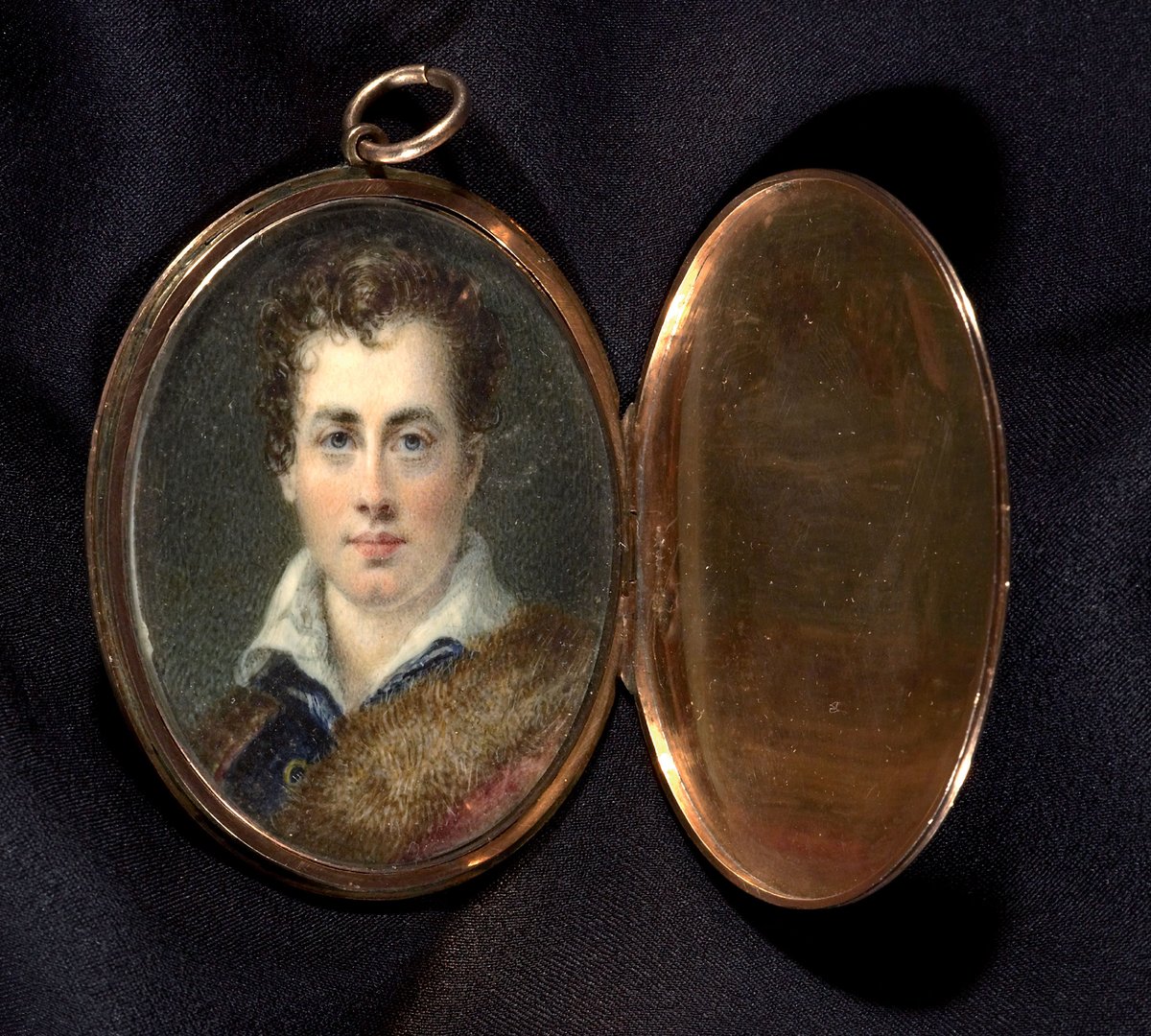 Today's picture: a miniature of Byron once owned by his lover Caroline Lamb. It's a copy of an image Byron believed was 'the best miniature of me” bodleianlibs.tumblr.com/post/169996266…