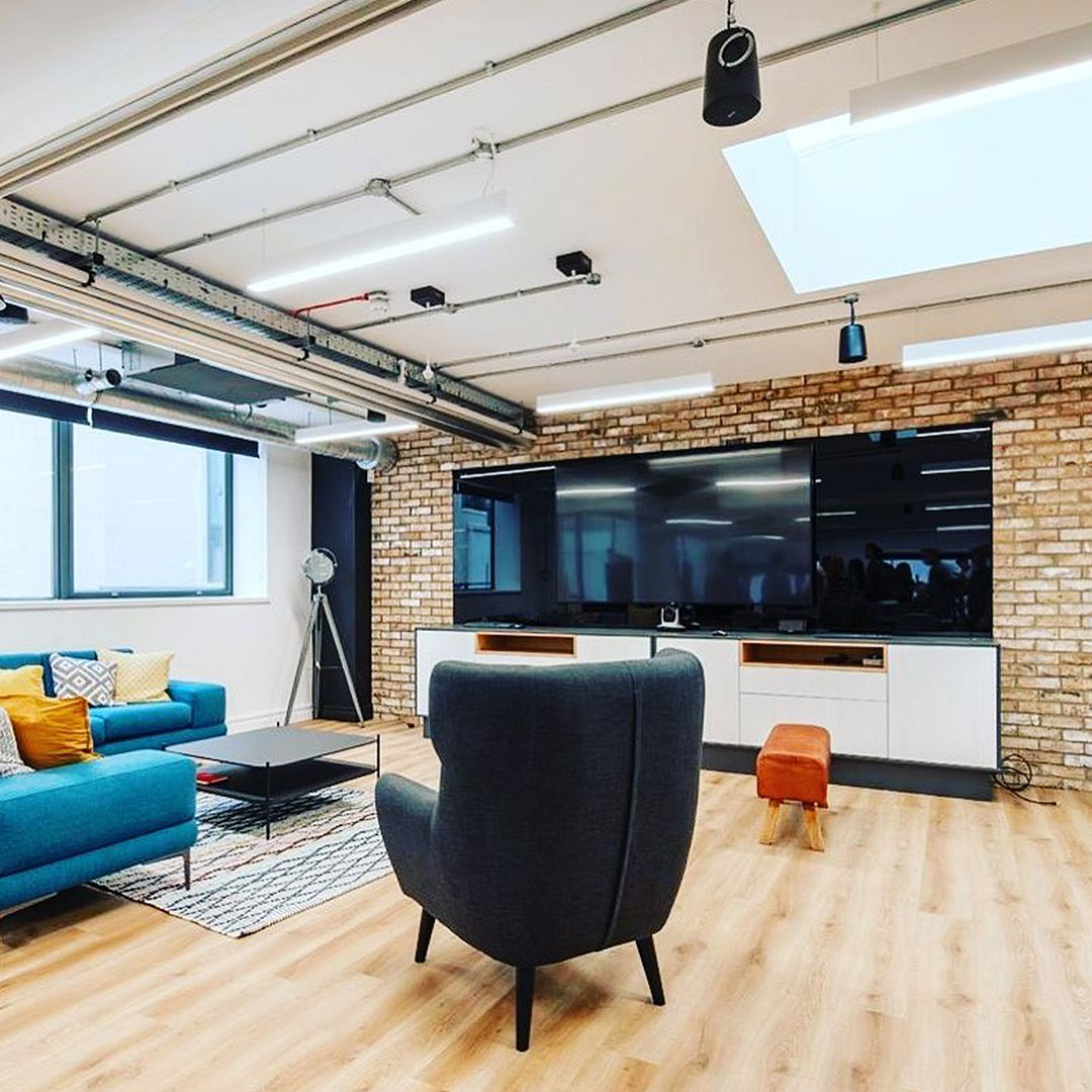 This meeting space isn't just a room; it's a hub of collaboration, innovation, and comfort - the perfect blend for successful teamwork. Could this be the future of your work environment? 👩‍💼🔄

#OfficeDesign #BrickSlips #MeetingSpace #ModernOffice #RusticModern