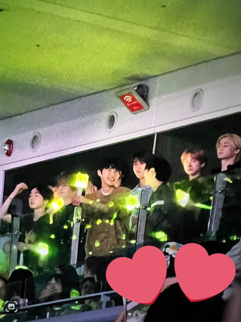 ผู้คนหลากหลาย but baby you look so shine