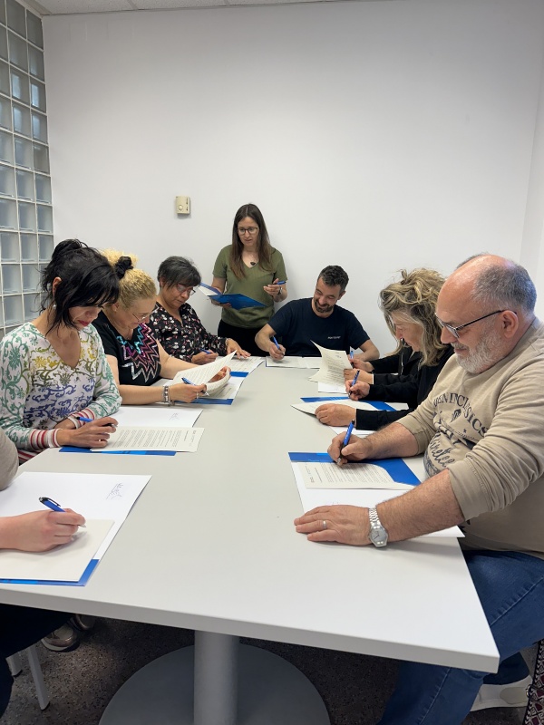 📖🏣El projecte #RELATHos de l'#hbellvitge inspira una versió adaptada a l’atenció primària d’Olot. La iniciativa convida els pacients hospitalitzats a expressar les seves emocions a través de relats i formentar l'escriptura com a eina terapèutica.
1️⃣ bit.ly/4bmueFI