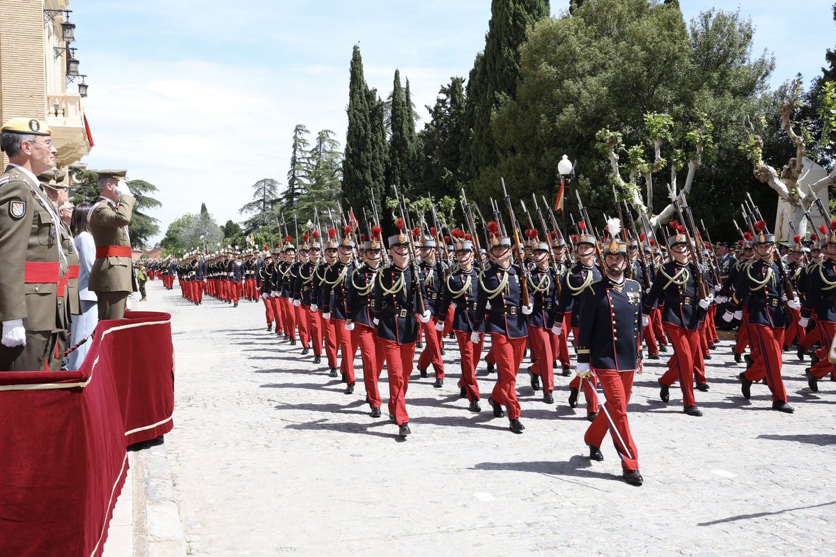 Desfile militar con el que concluye el acto central militar conmemorativo del cuarenta Aniversario de la Jura de Bandera de la XLIV Promoción de la Academia General Militar de Zaragoza. ➡️casareal.es/ES/Actividades…