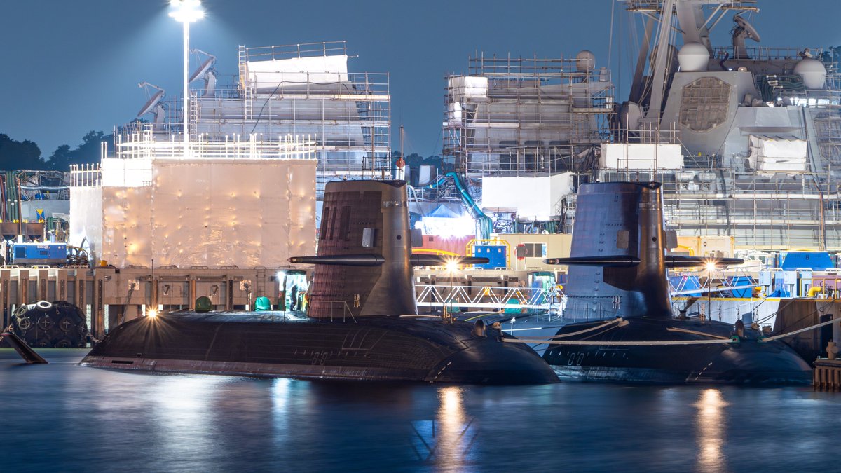夜の潜水艦｢たいげい｣と｢じんげい｣
JS Taigei SS-513 & JS Jingei SS-515

最新鋭潜水艦のメザシとはなんと贅沢な。