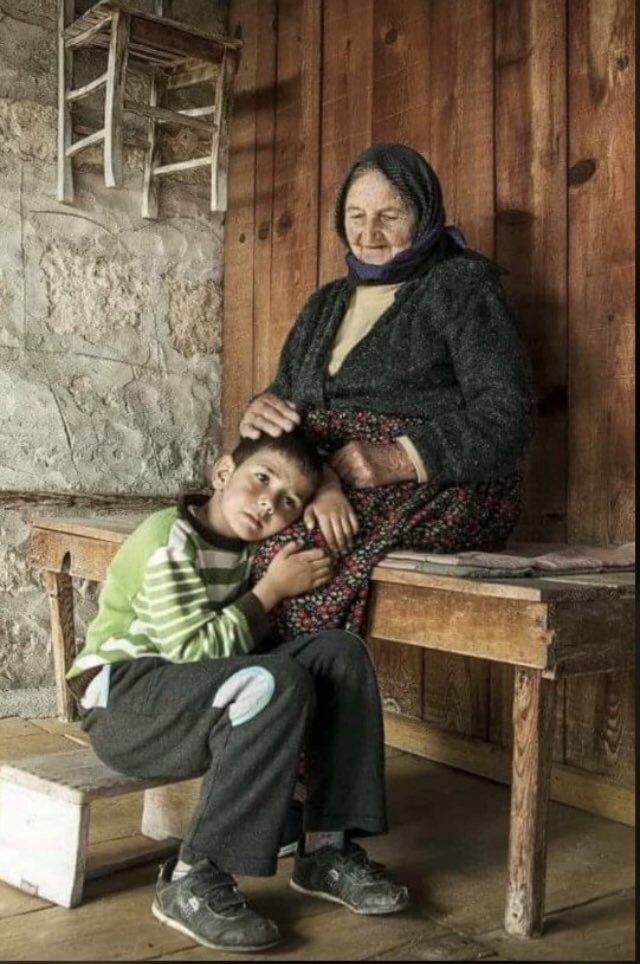 sadiksoztutan's tweet photo. Anadolu anne babaları, kalplerinde taşıdığı çocuk sevgisini dile dökmezdi ama o derin şefkatin, şehirde, söyledikçe sıradanlaşan sevgiden daha sağlam olduğuna emindik. https://t.co/hZioKBpcMi