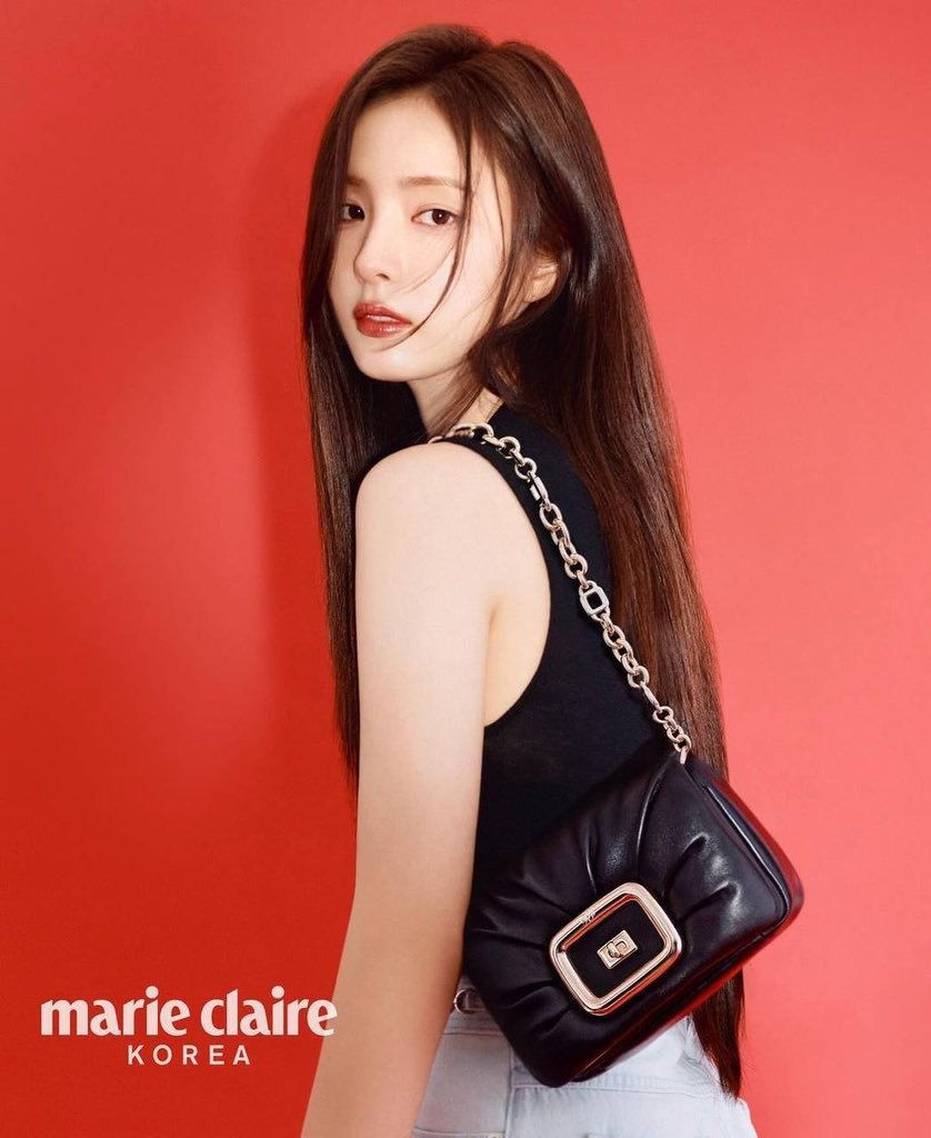 #ShinSeKyung with ROGER VIVIER in the Digital Edition of Marie Claire Korea.

#ShinSaeKyeong #신세경