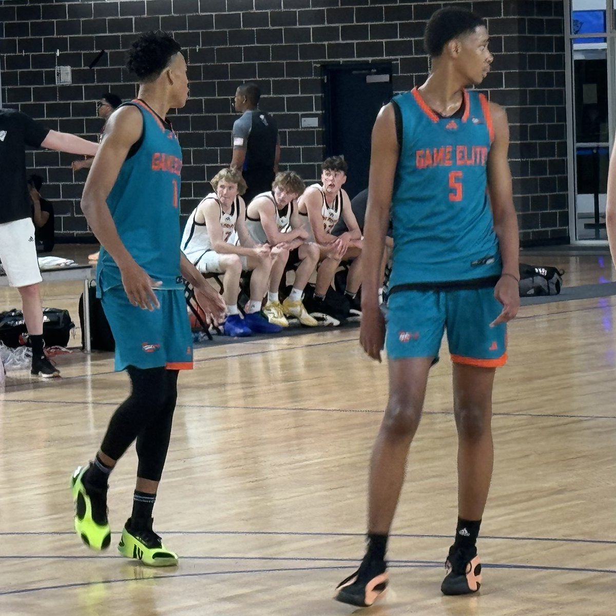 3SSB Session II 📝: @gameeliteatl 15U has been a fun must-see this weekend in Hoover, featuring dynamic 2027 duo Lincoln Cosby (6’9”) and Ryan Hampton (6’5”). Both are ultra-comfortable operating on the ball and self-creating in transition and in the HC and are listed top-5…