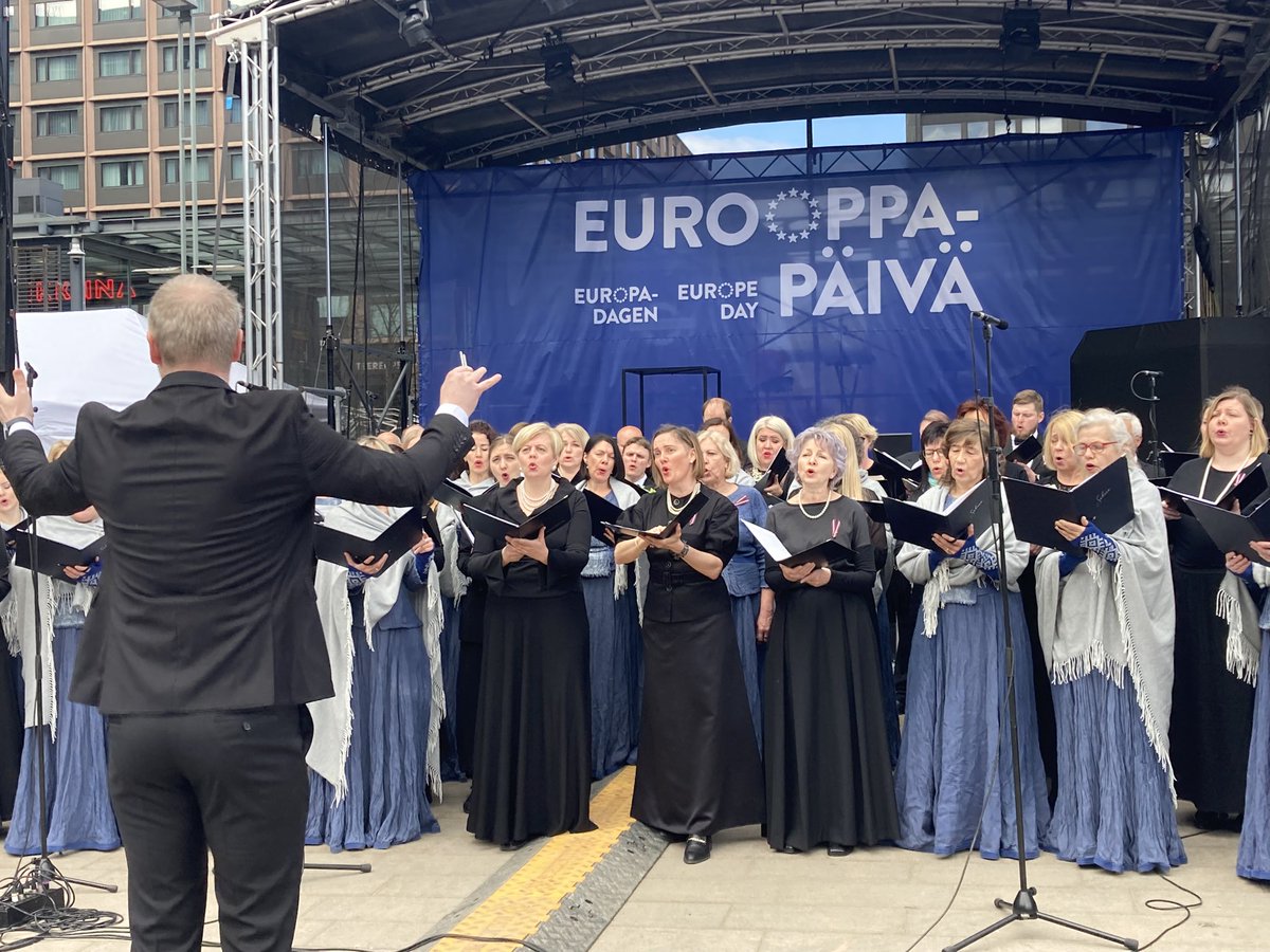 Ireland held the EU Presidency in 2004 when we welcomed 10 new members 🇵🇱 🇨🇾 🇲🇹 🇨🇿 🇭🇺 🇸🇰 🇸🇮 🇱🇹 🇪🇪 🇱🇻 20 years on, Ambassador Parkin reflected on the benefits of EU enlargement during Europe Day celebrations in Helsinki 🇮🇪 🇫🇮🇪🇺