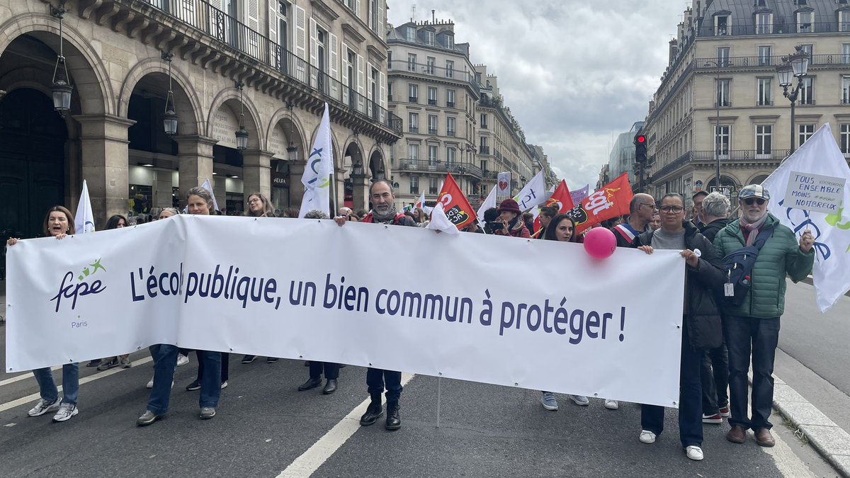 Très belle mobilisation contre les réformes @GabrielAttal @NBelloubet. Parents, enfants et enseignants pour dire non au tri. @FCPE_Paris @SNESPARIS