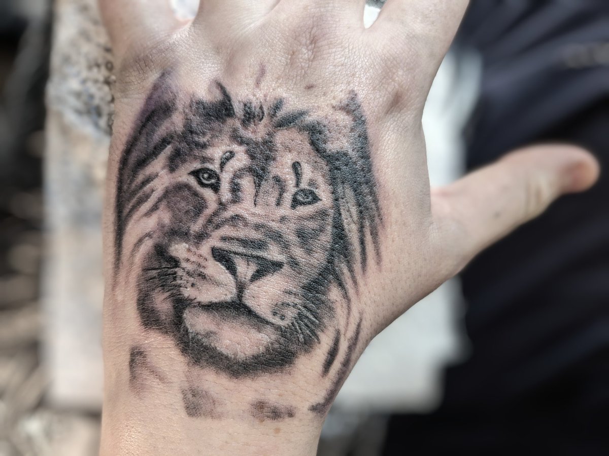 What a roar-some time we had creating this fierce yet fabulous lion tattoo! 🦁 Our client's love for their family really shines through in the design - a true symbol of strength and unity.

 #rebelinkttattooandpiercing #southendonsea #essex #tattooist #inkforlife