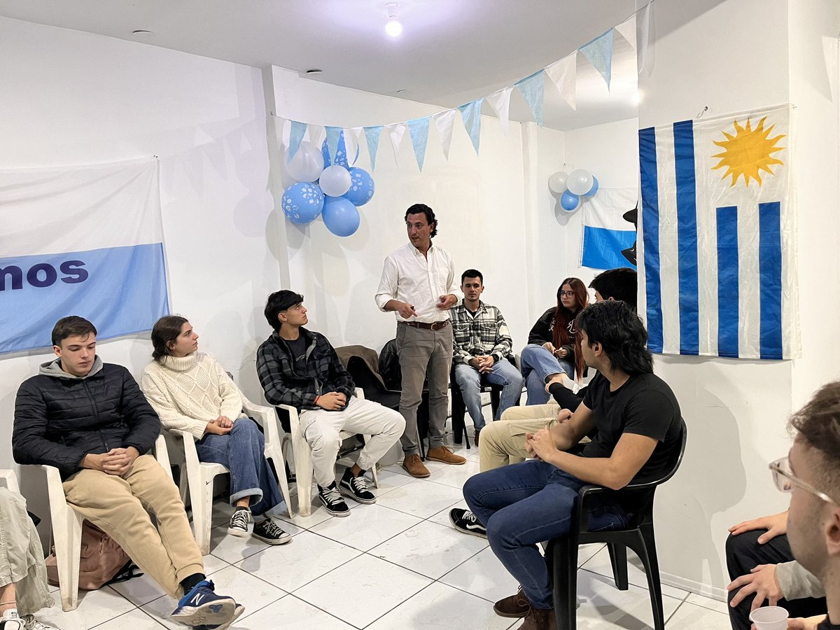 ¡Viernes de reunión de jóvenes R7️⃣1️⃣! Nos acompañó el Director Nacional de Arquitectura del MTOP @SantiagoBorsari donde tuvimos gran mano a mano junto a nuestro equipo de jóvenes 🙌