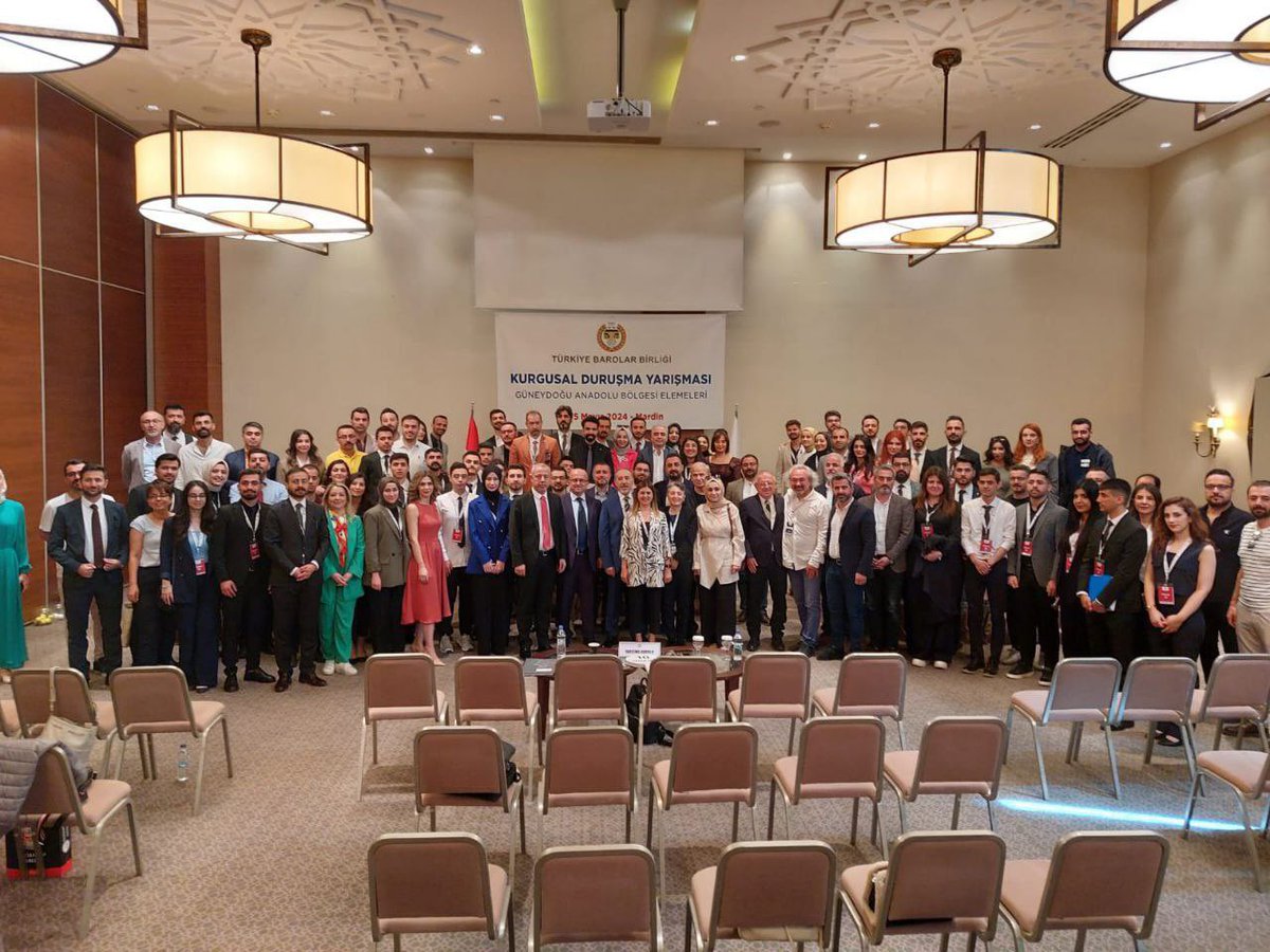 TBB tarafından düzenlenen 'Kurgusal Duruşma Yarışması Güneydoğu Anadolu Bölge Finali' Mardin Barosu'nun ev sahipliğinde başladı. Yarışma'da Baromuzu temsil eden satjyer avukatlarımız Helin TAPANCI, Ahmet MIZRAK, Turan TAYFUR, Serdal Ali YALÇİN'a ve katılan tüm takımlara başarılar…