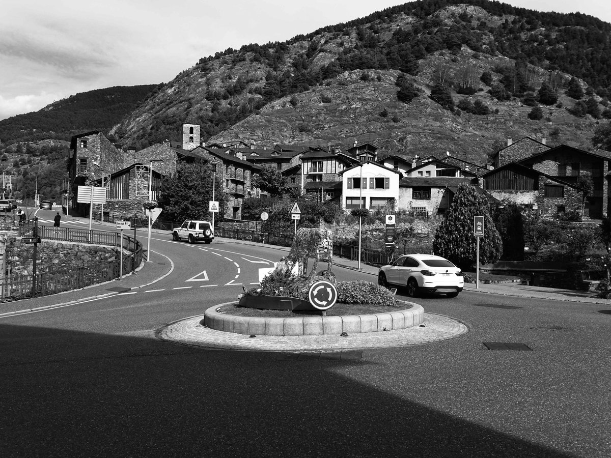 Rotonda amb cotxes...Ordino #ordino #valira #escaldes #andorra #principatdandorra #païsoscatalans #catalunya #landscapephotography #landscape #landscapes #landscape_captures #landscape_lovers #streetstyle #streetsphotography #street #bnw #bnwphotography #bnwmood #bnw_greatshots