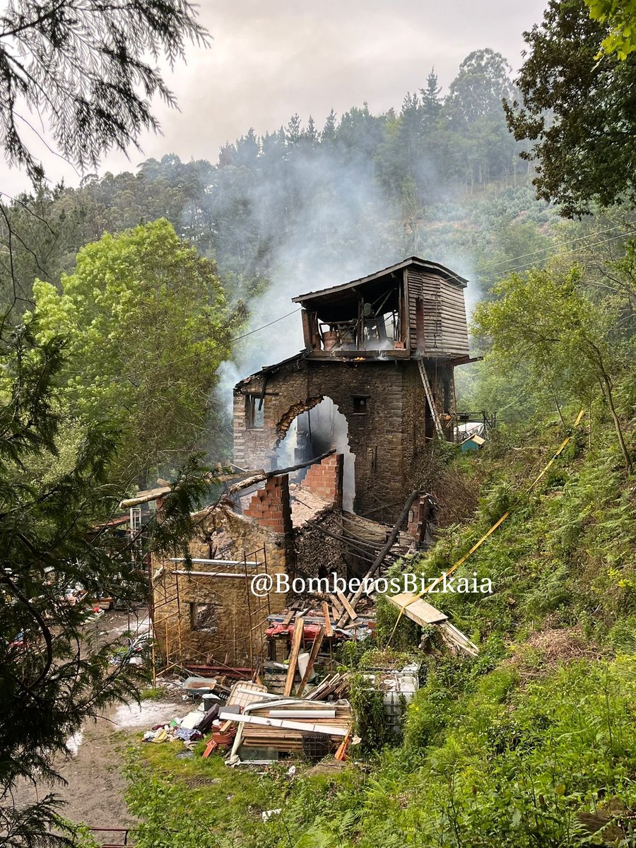Incendio #Galdames extinguido sin heridos, los habitantes, una mastín y sus cachorros a salvo 🤗#Bomberos
Galdamesko #sutea amatatuta zauritu barik, biztanleak, mastín bat eta txkurkumeak kanporatutak 🤗 #Suhiltzaileak