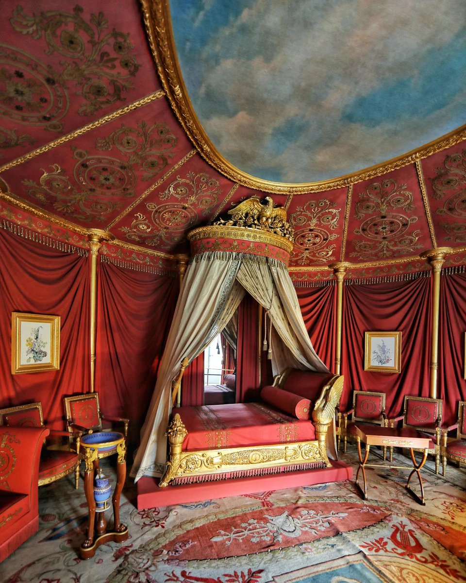 🔴 𝗨𝗡 𝗣𝗘𝗨 𝗗'𝗛𝗜𝗦𝗧𝗢𝗜𝗥𝗘 | En 1812, Joséphine confie à son architecte Berthault le soin de renouveler le décor et l'ameublement de sa chambre à coucher ! 💪 D'après vous, par quel grand ébéniste du XIXe siècle le lit a t-il été livré ? 😉 #Malmaison