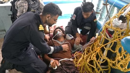भारतीय नौसेना अरब सागर में पाकिस्तानी दल के साथ मछली पकड़ने वाले जहाज की मदद कर रही
INS सुमेधा 20 पाकिस्तानी चालक दल वाले ईरानी मछली पकड़ने वाले जहाज को तत्काल चिकित्सा सहायता प्रदान की,जब इसके चालक दल के एक सदस्य लगभग डूब गए थे
#INDIANNAVY #Pakistan #arabiansea #INSSumedha #iran