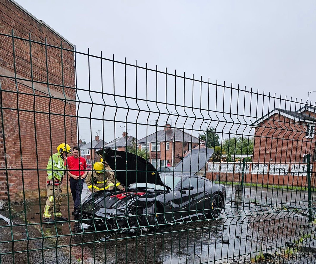 eV_Newt's tweet image. I wonder what happened here then?
Speed, wet road, lack of talent?
#bugger