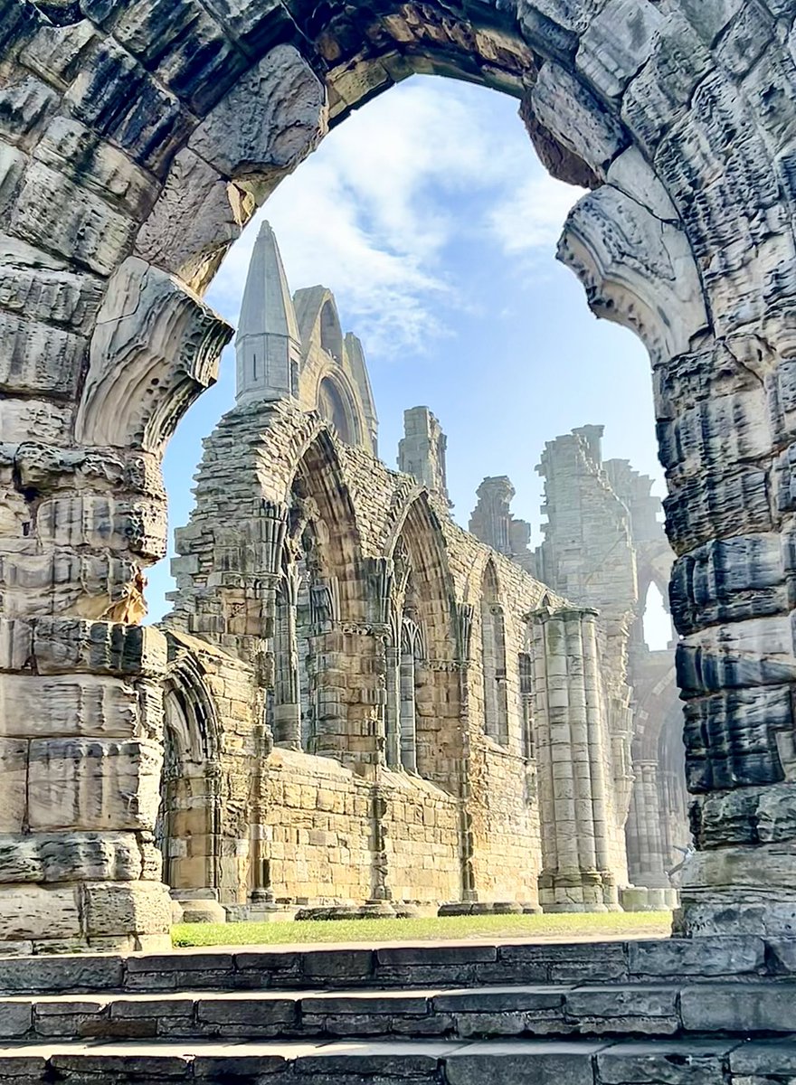 Back again to the beautiful #Whitby Abbey 

Falling to ruin following the Dissolution of the Monasteries the abbey now dominates the skyline above the town that inspired Bram Stoker’s #Dracula

#medieval #archaeology #history