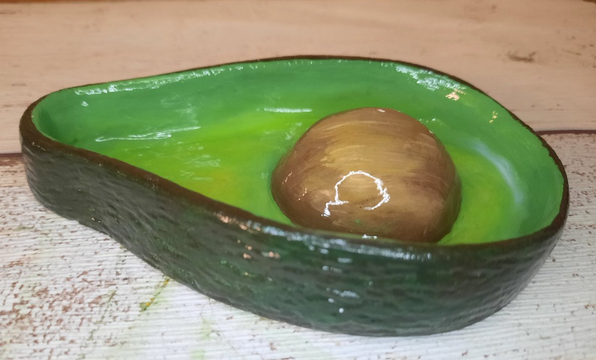 Good morning everyone. This cheeky little avocado dish, complete with stone, is available from my Etsy shop. Completely hand built and handpainted earthandsandbyanna.etsy.com/listing/166183… #UKGiftAM #UKGiftHour #MHHSBD #BankHolidayWeekend #SaturdayMorning