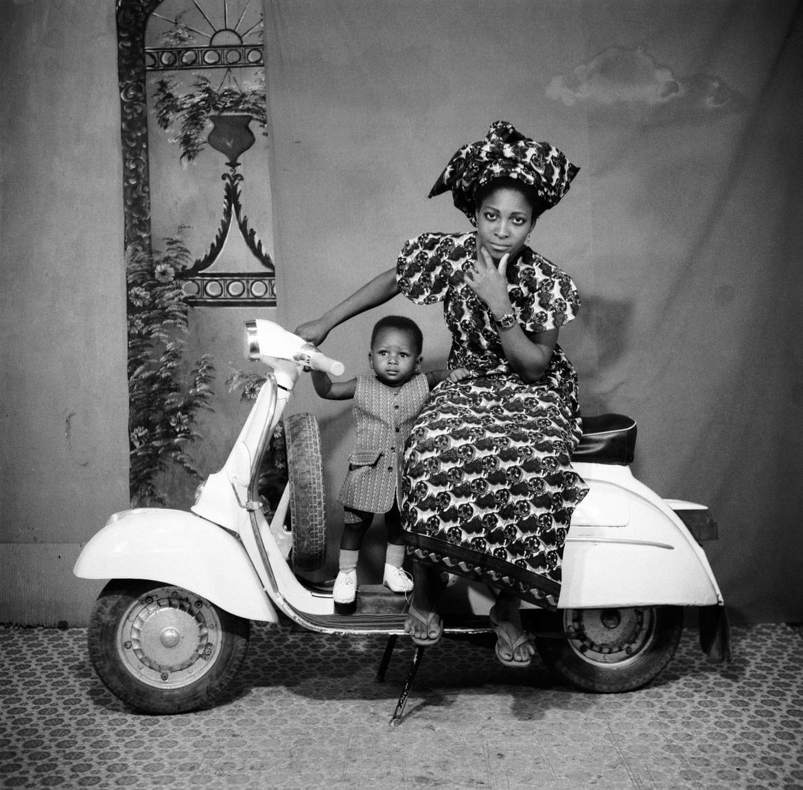 Aujourd'hui c'est le vernissage de la galerie Art-Z et l'exposition se portera sur le studio photo en Afrique (west-af) Des photographes tels que Sanlé Sory, Malick Sidibé, Seydou Keïta, Oumar Ly, Tidiani Shitou, Soumanou Yekimi, le Studio Venavi, etc.