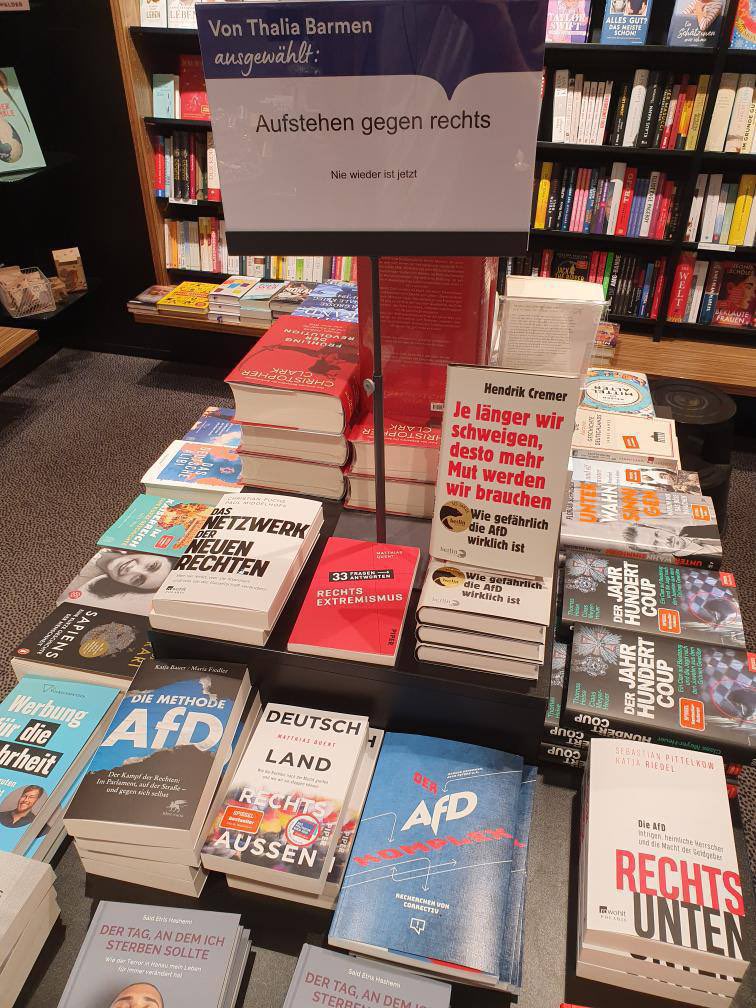 Die Buchhandlung Thalia in Wuppertal hat einen großen Thementisch eingerichtet. Die Auslagen 'Aufstehen gegen links' oder 'Aufstehen gegen Islamismus' sucht man hingegen vergeblich.