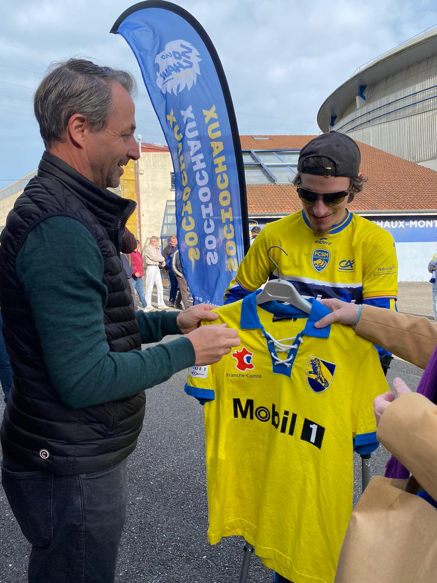 🤝 Comme prévu, Mickaël Isabey a remis et même dédicacé son maillot vintage à Fred, vainqueur de l'enchère, en préambule du match hier au Stade Bonal. Merci ! 🤗