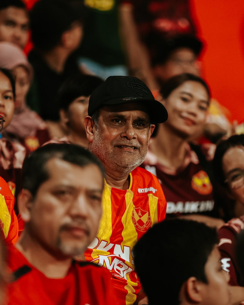 Semalam aku tengok game friendly Selangor FC, pertama kali beli tiket grandstand yang mahal sikit tu. 

Dapatlah rasa better seating, belakang tu betul-betul VIP box, teringin nak duduk situ satu hari nanti. 

Waktu separuh masa aku turun pergi tandas, nampak ada seorang lelaki…