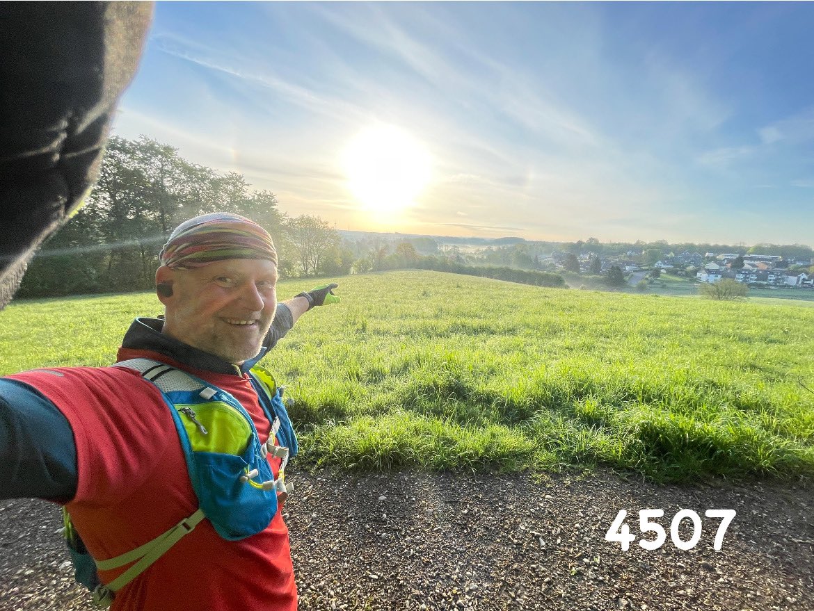 Moin am Samstag 🏃‍♂️🌻💚
Fein so. 
Tag 4507 / 93778 km im #streak
#LebenslaufKeinWettkampf #runeveryday #streakrunning