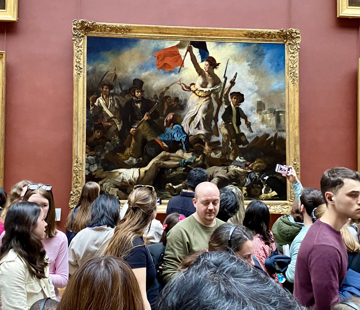 @PetaistoHelena Hieno maalaus! Entistäminen ei kuitenkaan poistanut nykyisyyttä ja tuhansia turisteja. Ainakin eilen Louvre oli täynnä. Mutta hieno museo vaikka Mona Lisan edessä koko halli oli täys ja täynnä selfietikkuja.