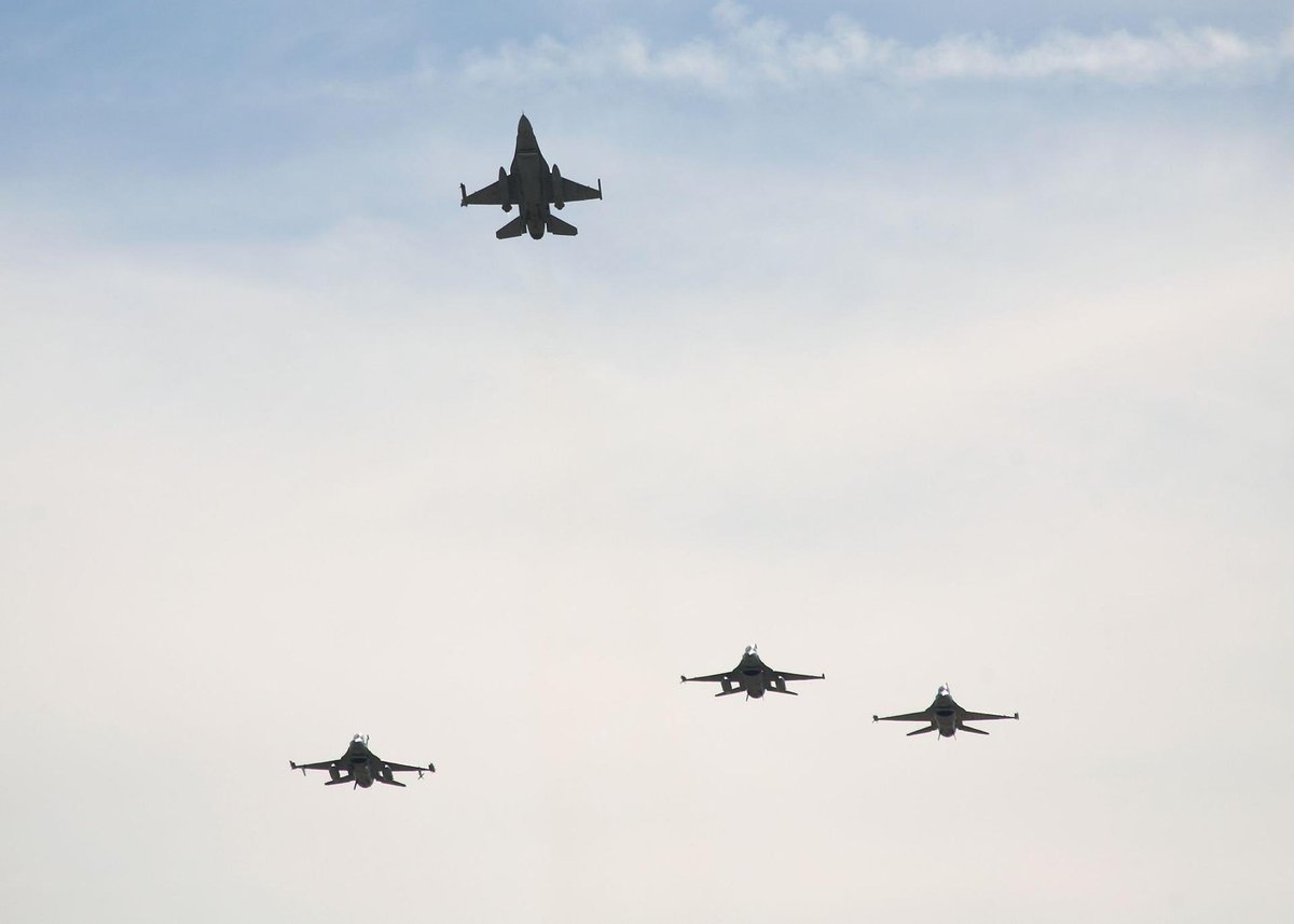 Vandaag herdenken wij. Vanaf ⁦@VlbVolkel⁩ vertrekken 4 F16s voor een Missing Man formatie boven het monument op vlb Soesterberg. ⁦@Kon_Luchtmacht⁩ #ACC