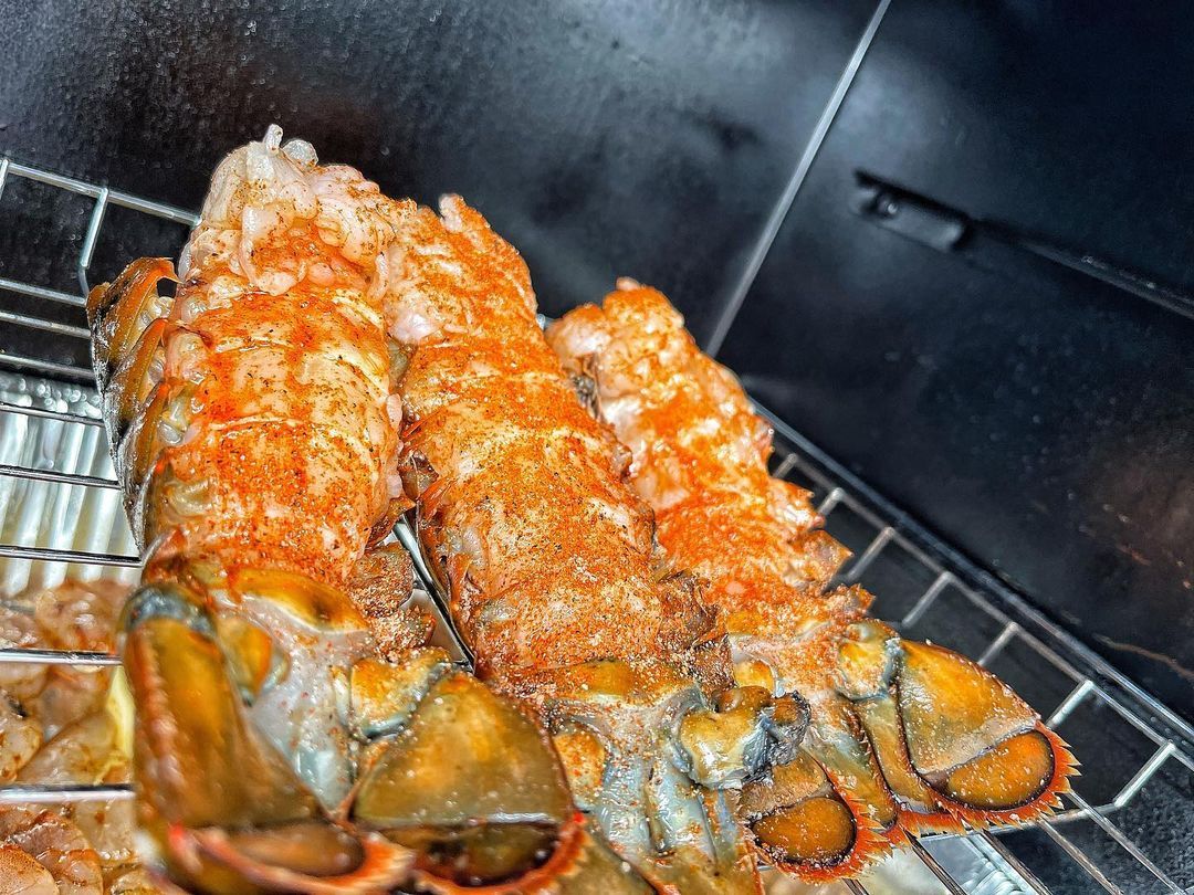 Who's tried smoked lobster tails? 😍😍😍 @frozen_smoke_bbq
....
Mmm Smoked Lobster Tails on the Bradley Smoker
💨