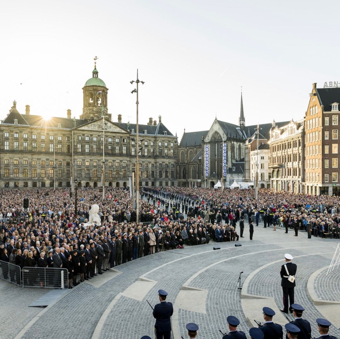 Vandaag komen we in Nederland samen om de slachtoffers van de Tweede Wereldoorlog te herdenken en te eren. Op 4 mei om 20.00 uur wordt in het hele land twee minuten stilte in acht genomen. 

Foto: Nationaal Comité 4 en 5 mei

#4mei #dodenherdenking